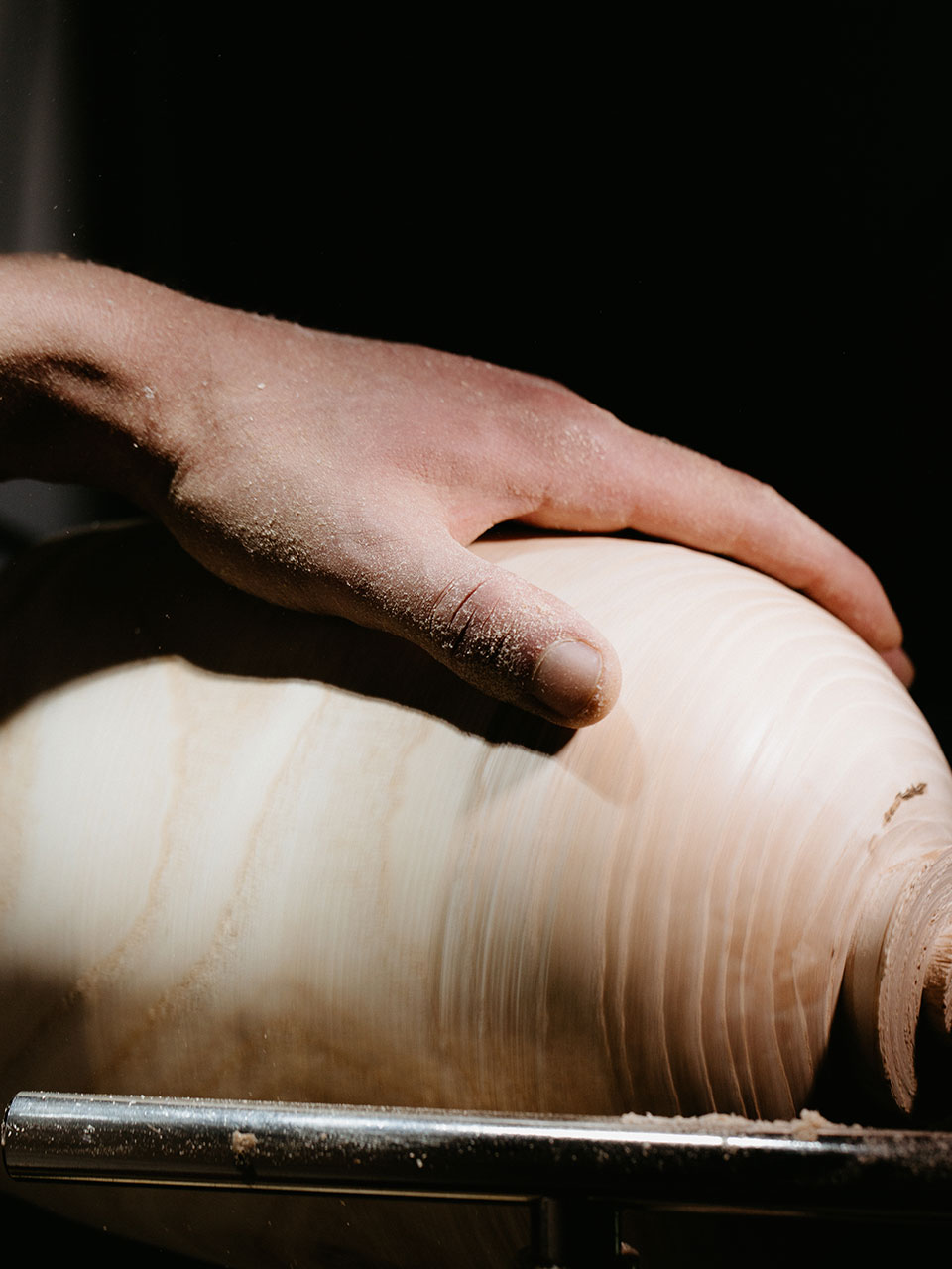 Main du tourneur sur bois sur pièce de bois tournée artisanalement